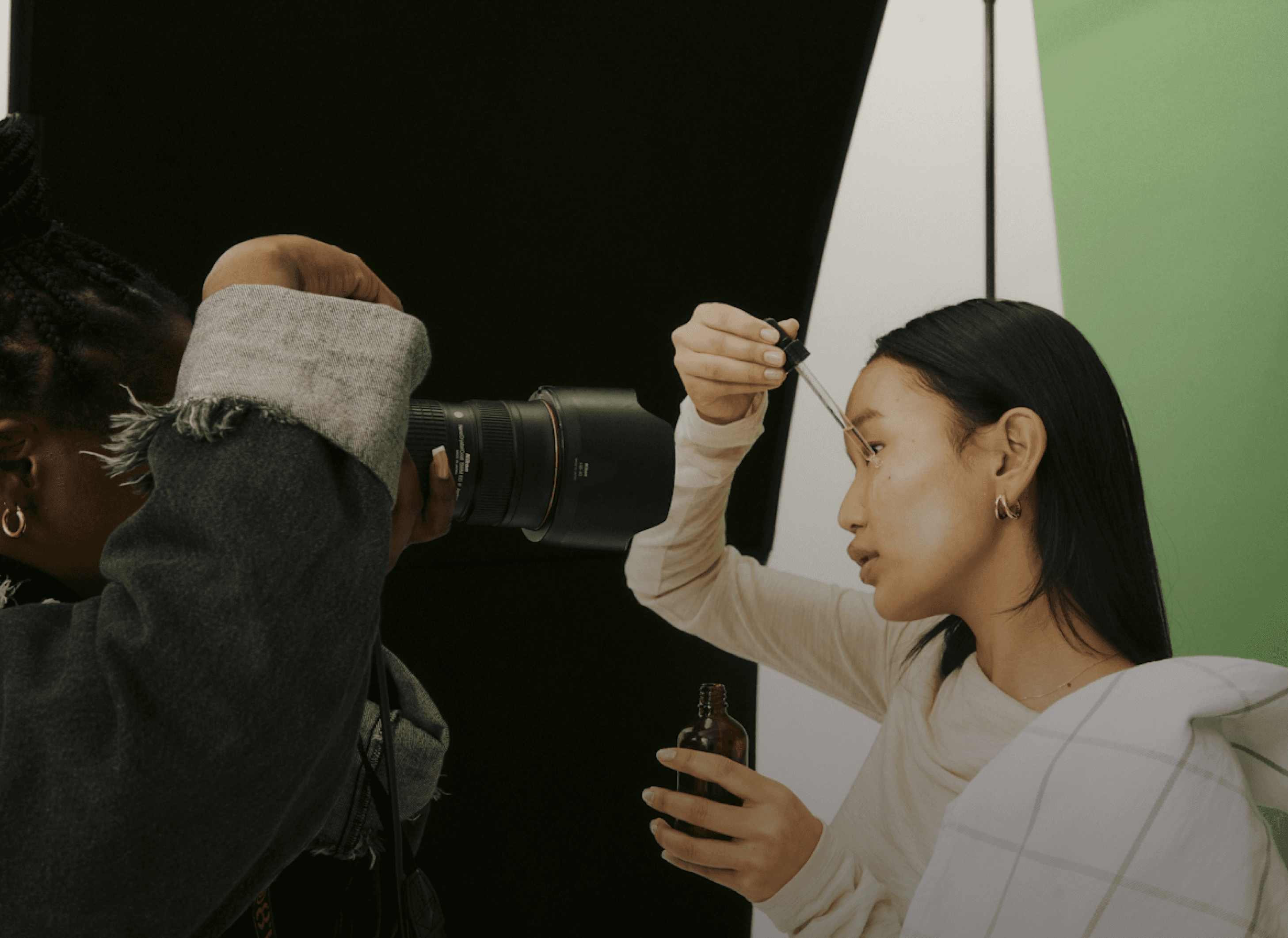 스튜디오에서 촬영 장비 옆에 선 모델